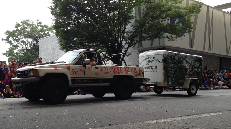 Illustration for article titled Vehicles Of The 2013 DragonCon Parade - Photo Dump